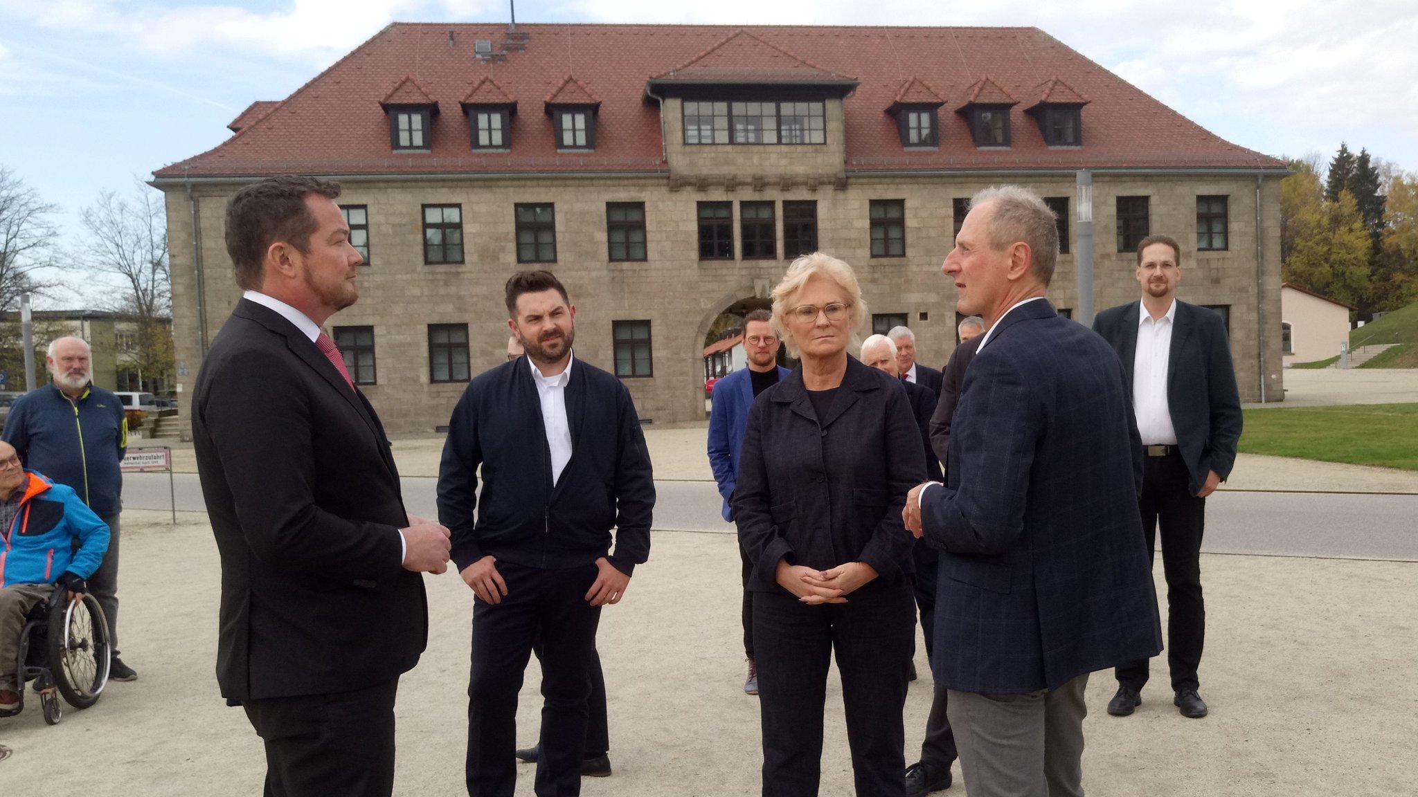 Verteidigungsministerin Christine Lambrecht, Gedenkstättenleiter Jörg Skriebeleit und Uli Grötsch (SPD)