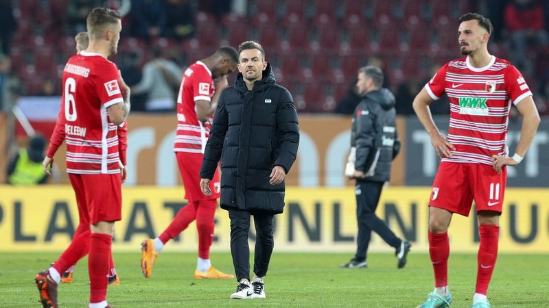 FC-Augsburg-Trainer Enrico Maaßen (M) und seine Spieler nach dem Spiel gegen Frankfurt