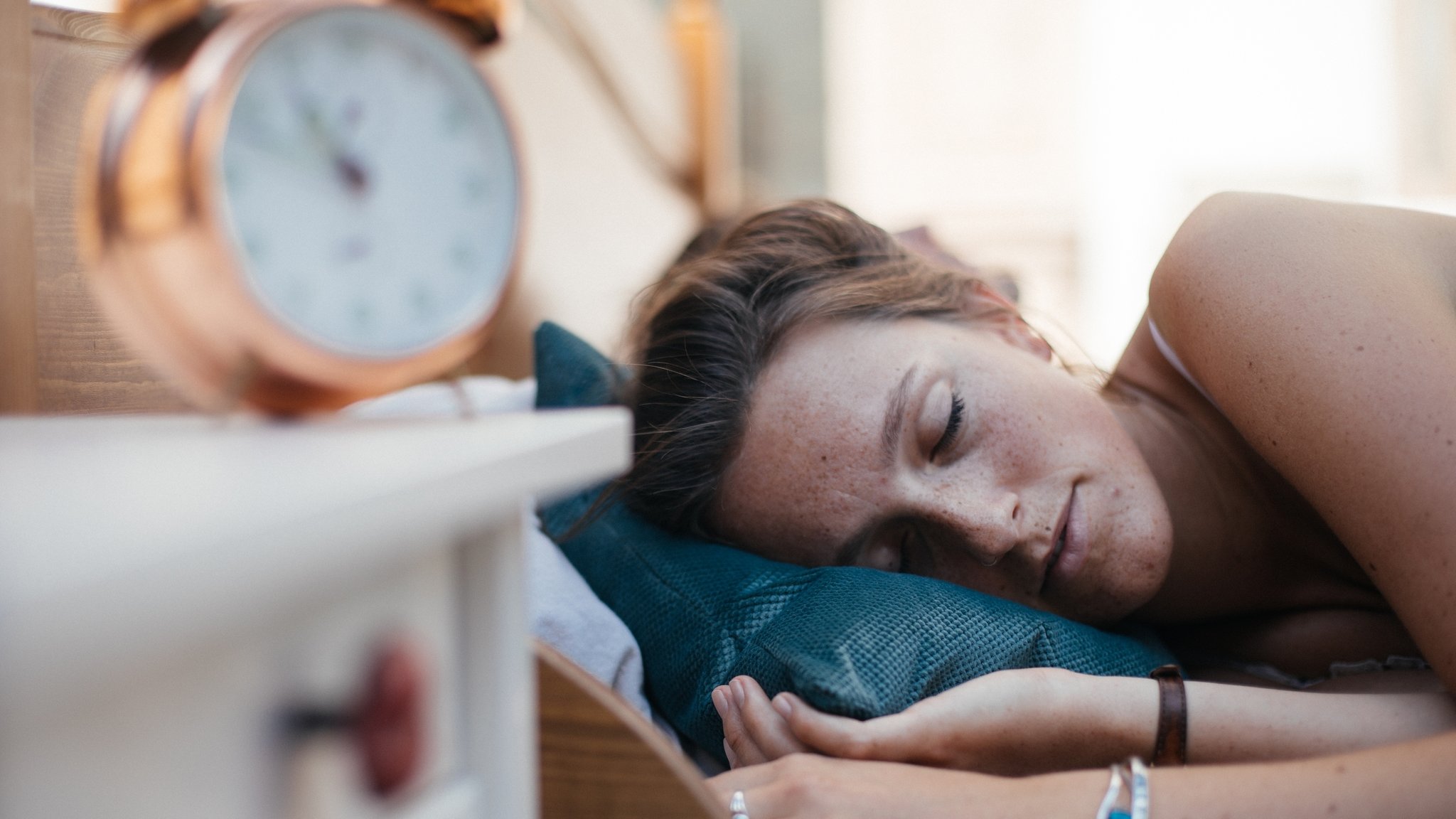 Frau schläft im Bett