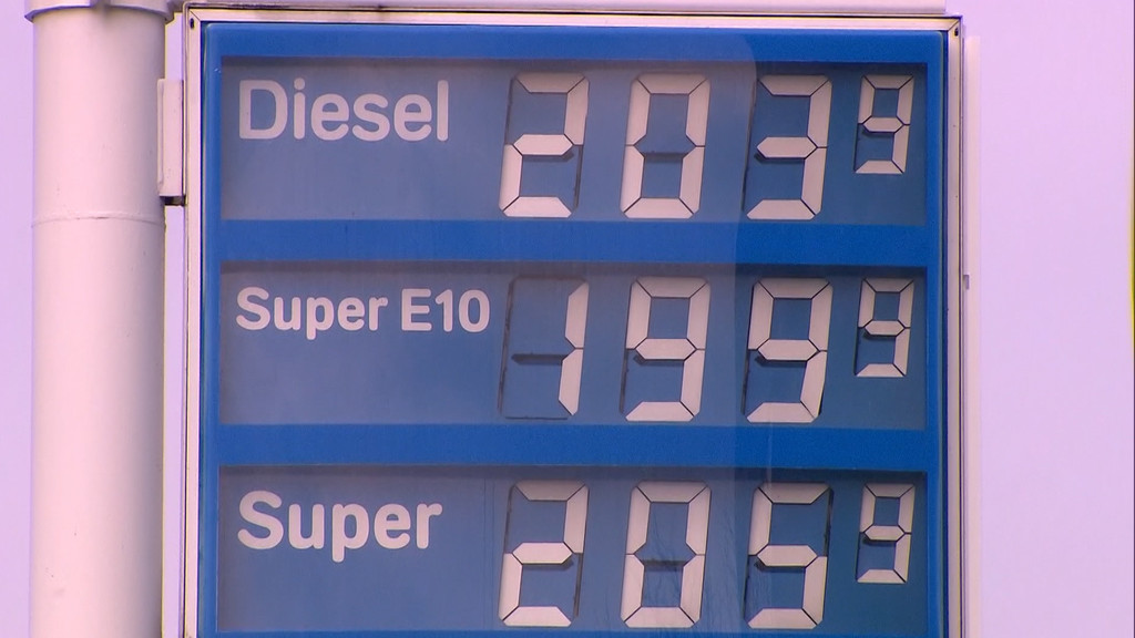 Schild an Tankstelle | Bild: BR Schild an Tankstelle