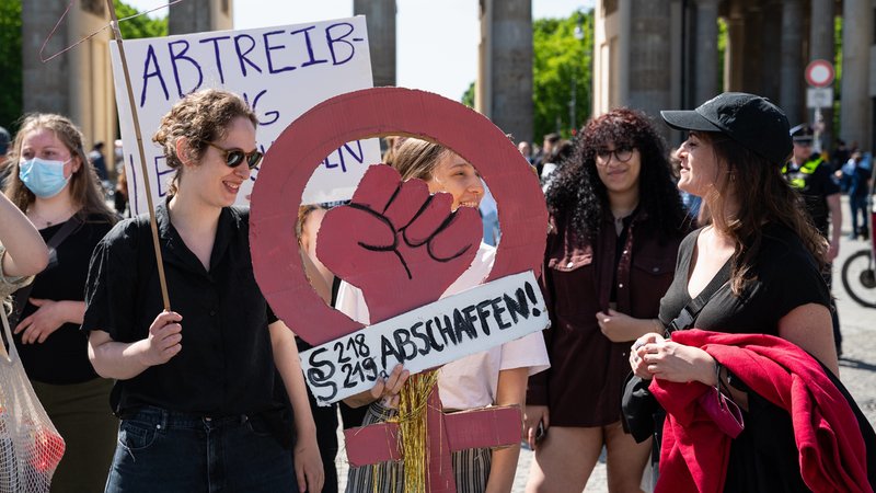 (Archivbild) Befürworterinnen des Rechts auf Abtreibung demonstrieren auf dem Pariser Platz vor dem Brandenburger Tor im Bezirk Mitte. | Bild: picture alliance / SZ Photo | Olaf Schülke (Archivbild) Befürworterinnen des Rechts auf Abtreibung demonstrieren auf dem Pariser Platz vor dem Brandenburger Tor im Bezirk Mitte.