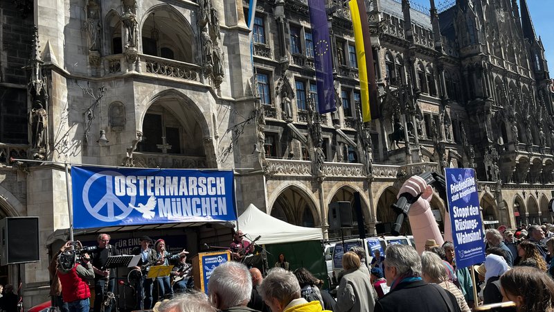 Ostermarschierer vor dem Münchner Rathaus | Bild: Sandra Demmelhuber Ostermarschierer vor dem Münchner Rathaus