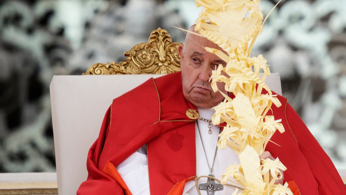 Der gesundheitlich angeschlagene Papst Franziskus am Palmsonntag in Rom