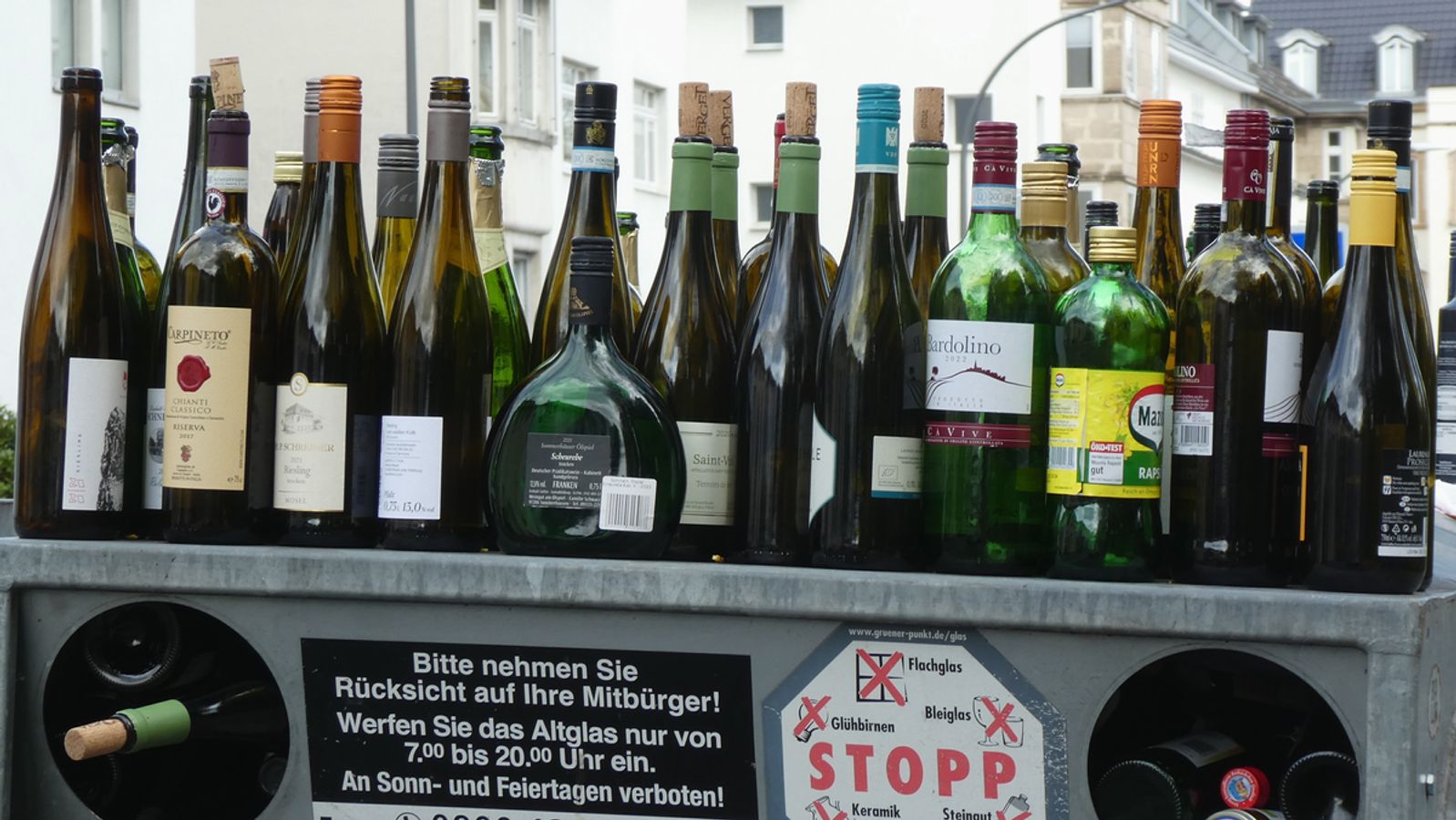 Nach Silvester: Wie man Altglas richtig entsorgt
