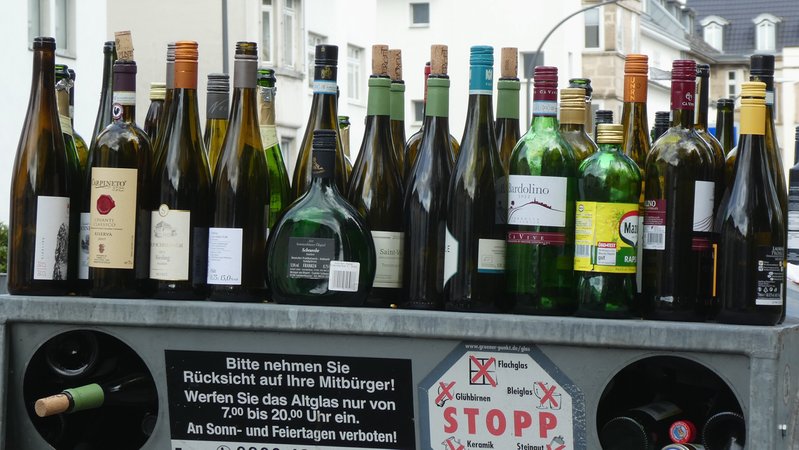 Ein Altglascontainer mit zahlreichen leeren Flaschen obendrauf | Bild: picture alliance/dpa | Horst Galuschka Ein Altglascontainer mit zahlreichen leeren Flaschen obendrauf