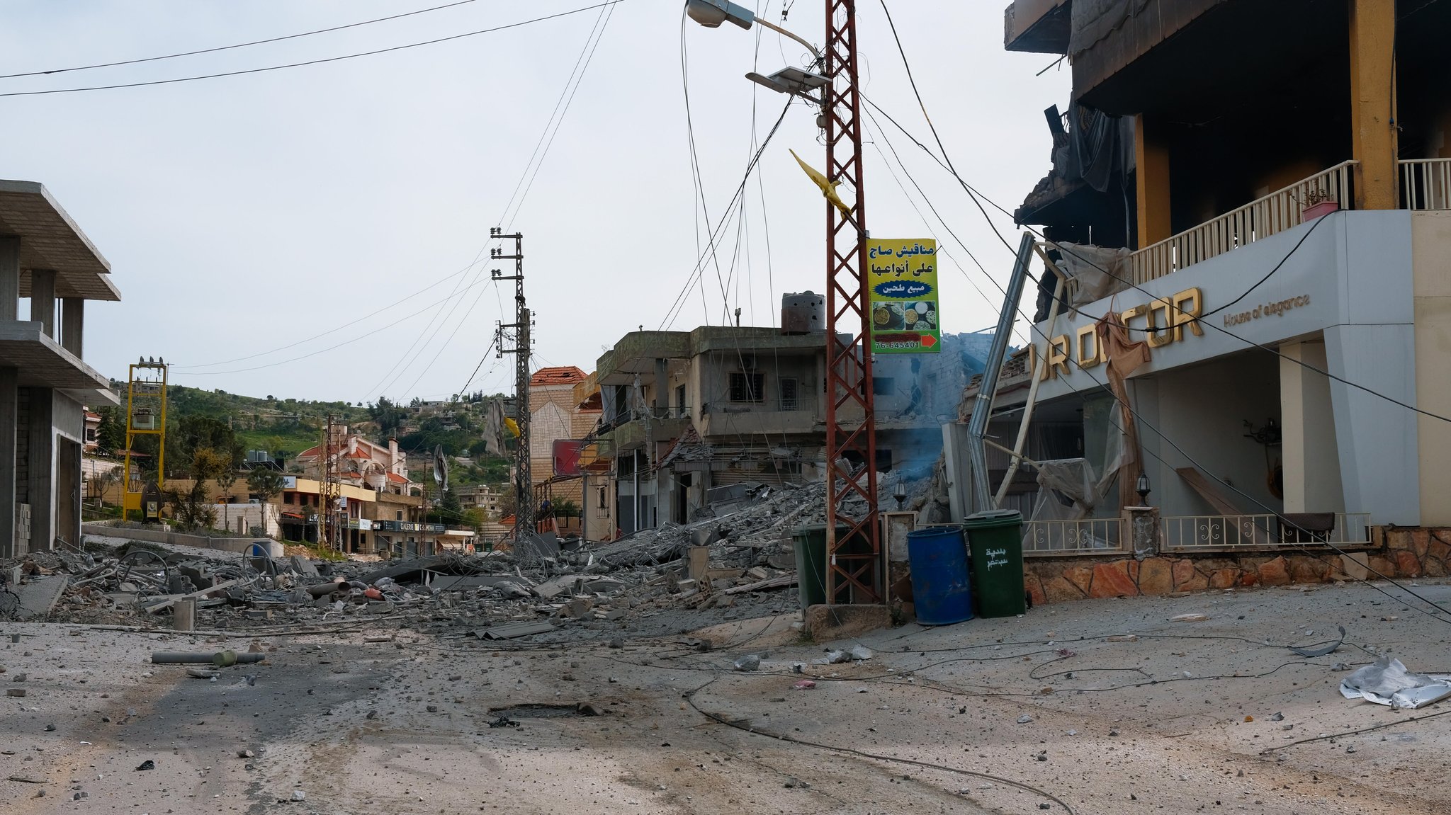 Zerstörte Straße nach israelischem Luftangriff im Südlibanon (Aufnahme vom 14. April 2026) | Bild: picture alliance / Hans Lucas | Thomas Noonan Zerstörte Straße nach israelischem Luftangriff im Südlibanon (Aufnahme vom 14. April 2026)