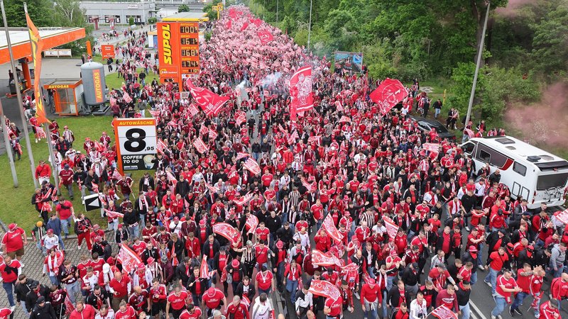 Fanmarsch zum 125. Geburtstag des 1. FC Nürnberg | Bild: picture-alliance/dpa Fanmarsch zum 125. Geburtstag des 1. FC Nürnberg