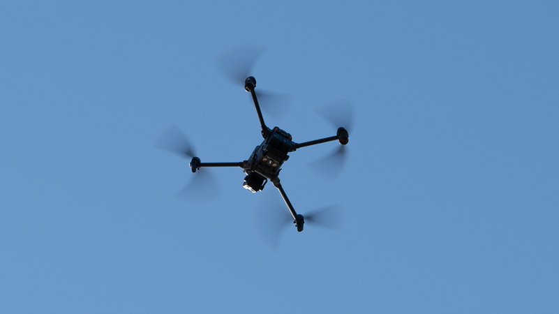 Symbolbild Spionage mit Drohnen. ARCHIV (16.01.2025): Eine Drohne fliegt über der Mobilen Übungsanlage Binnengewässer (MÜB) im Rahmen der internationalen Erdbeben-Großübung "Magnitude. | Bild: picture alliance/dpa | Helena Dolderer Symbolbild Spionage mit Drohnen. ARCHIV (16.01.2025): Eine Drohne fliegt über der Mobilen Übungsanlage Binnengewässer (MÜB) im Rahmen der internationalen Erdbeben-Großübung "Magnitude.