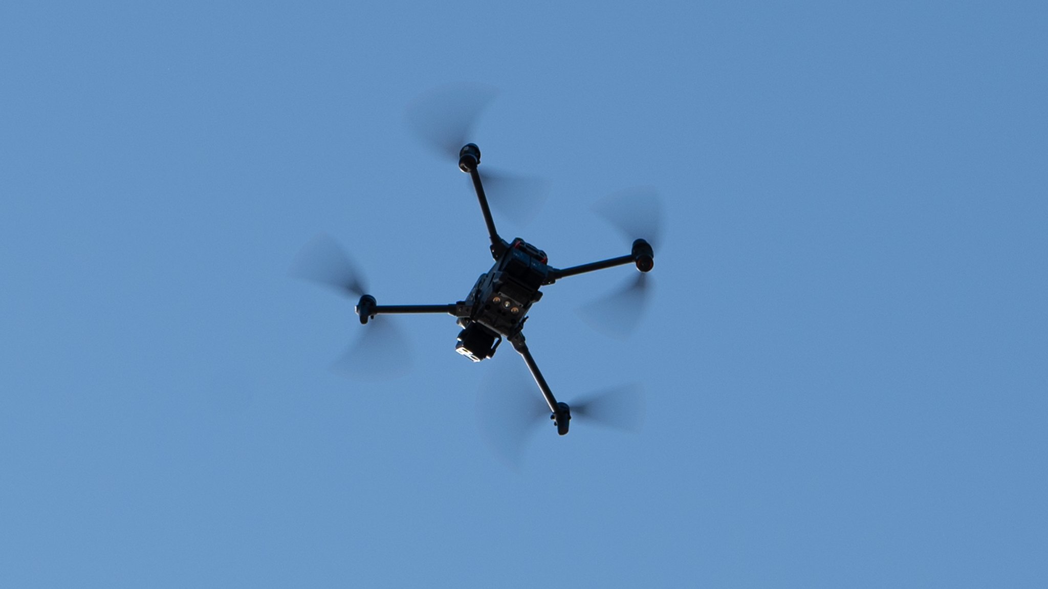 Symbolbild Spionage mit Drohnen. ARCHIV (16.01.2025): Eine Drohne fliegt über der Mobilen Übungsanlage Binnengewässer (MÜB) im Rahmen der internationalen Erdbeben-Großübung "Magnitude.