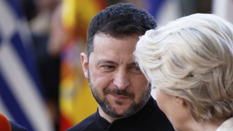 Die Präsidentin der Europäischen Kommission, Ursula von der Leyen (r), und der ukrainische Präsident Wolodymyr Selenskyj sprechen mit Journalisten, als sie zu einem EU-Gipfel im Gebäude des Europäischen Rates ankommen. | Bild: dpa-Bildfunk/Omar Havana Die Präsidentin der Europäischen Kommission, Ursula von der Leyen (r), und der ukrainische Präsident Wolodymyr Selenskyj sprechen mit Journalisten, als sie zu einem EU-Gipfel im Gebäude des Europäischen Rates ankommen.