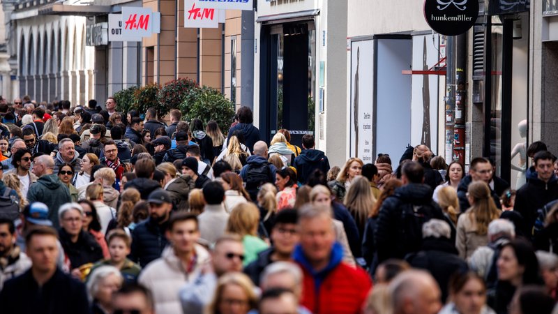 Zahlreiche Menschen gehen in der Innenstadt von München an Geschäften an der Kaufingerstraße vorüber. | Bild: picture alliance / dpa | Matthias Balk Zahlreiche Menschen gehen in der Innenstadt von München an Geschäften an der Kaufingerstraße vorüber.