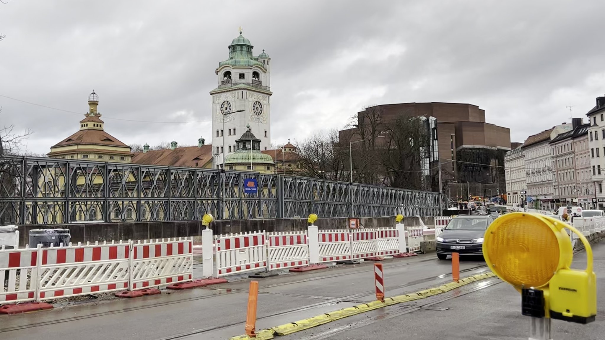 Blick auf den nördlichen Behelfsfußgängerübergang der Ludwigsbrücke, im Hintergrund der Turm des Müller'schen Volksbades