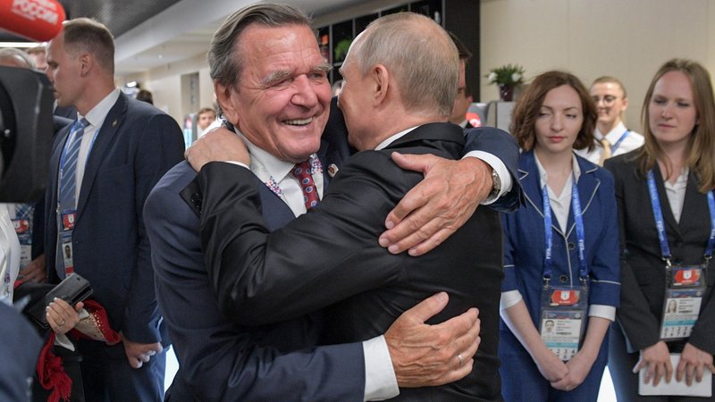 14.06.18: Gas-Lobbyist Schröder umarmt Russlands Staatschef Putin in Moskau.