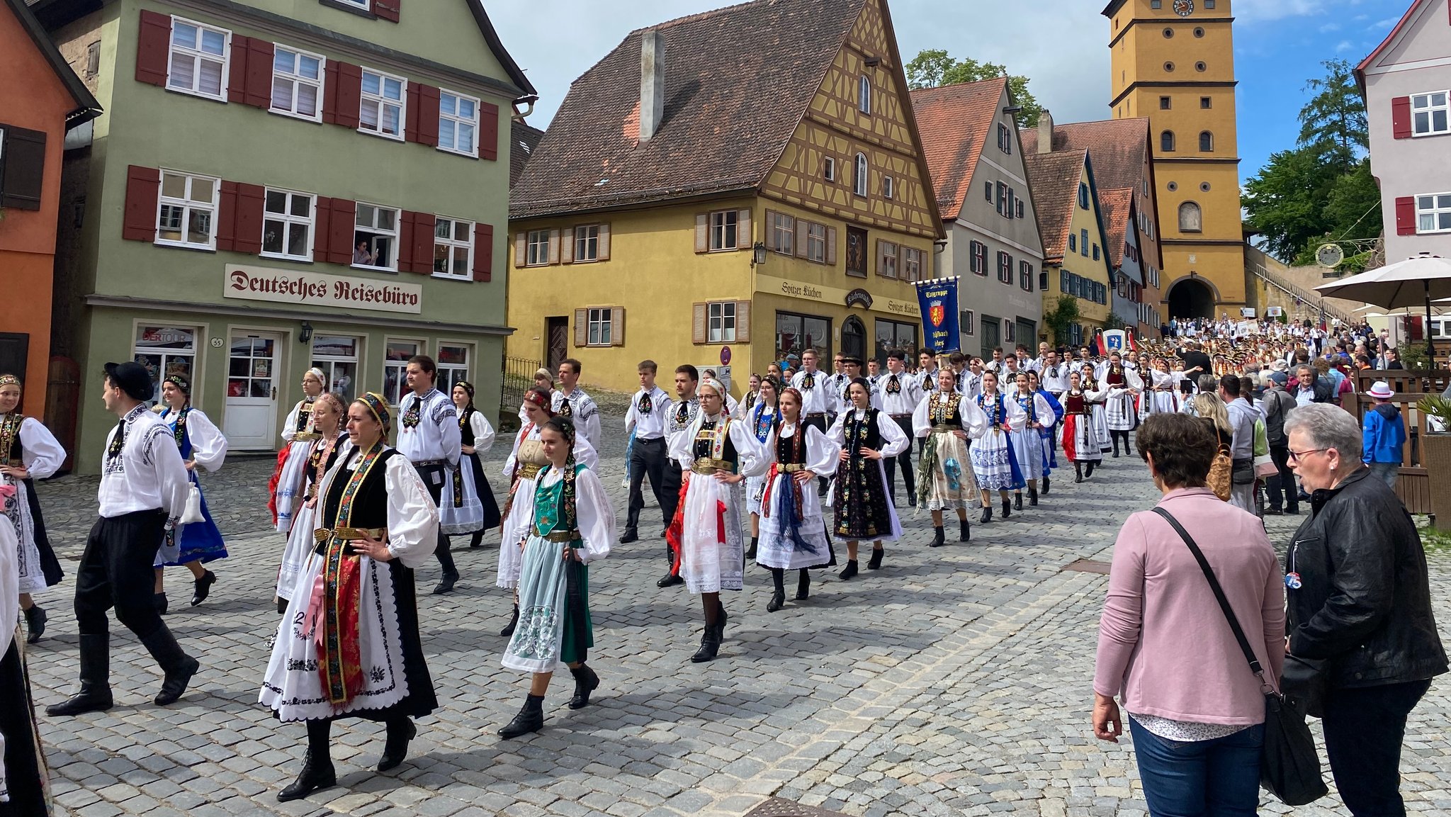 Rund 3.000 Menschen zogen am Sonntag in Tracht durch die Dinkelsbühler Altstadt. 