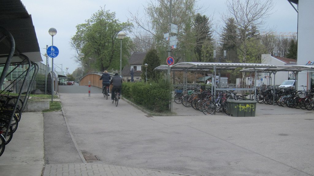 Die Bahnüberführung für Radfahrer und Fußgänger in Gröbenzell