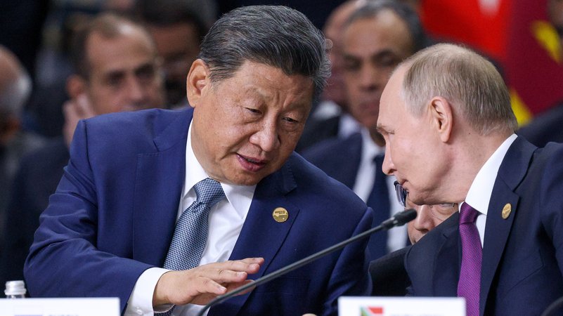 Die beiden Präsidenten sprechen miteinander | Bild: Alexander Scherbak/Picture Alliance Die beiden Präsidenten sprechen miteinander