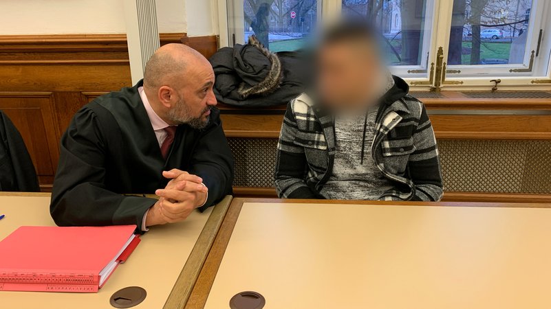 Fast acht Jahre Haft für den versuchten Mord am eigenen Baby – das ist das Urteil für einen 39-Jährigen aus Zeil am Main. | Bild: BR/Norbert Steiche Fast acht Jahre Haft für den versuchten Mord am eigenen Baby – das ist das Urteil für einen 39-Jährigen aus Zeil am Main.