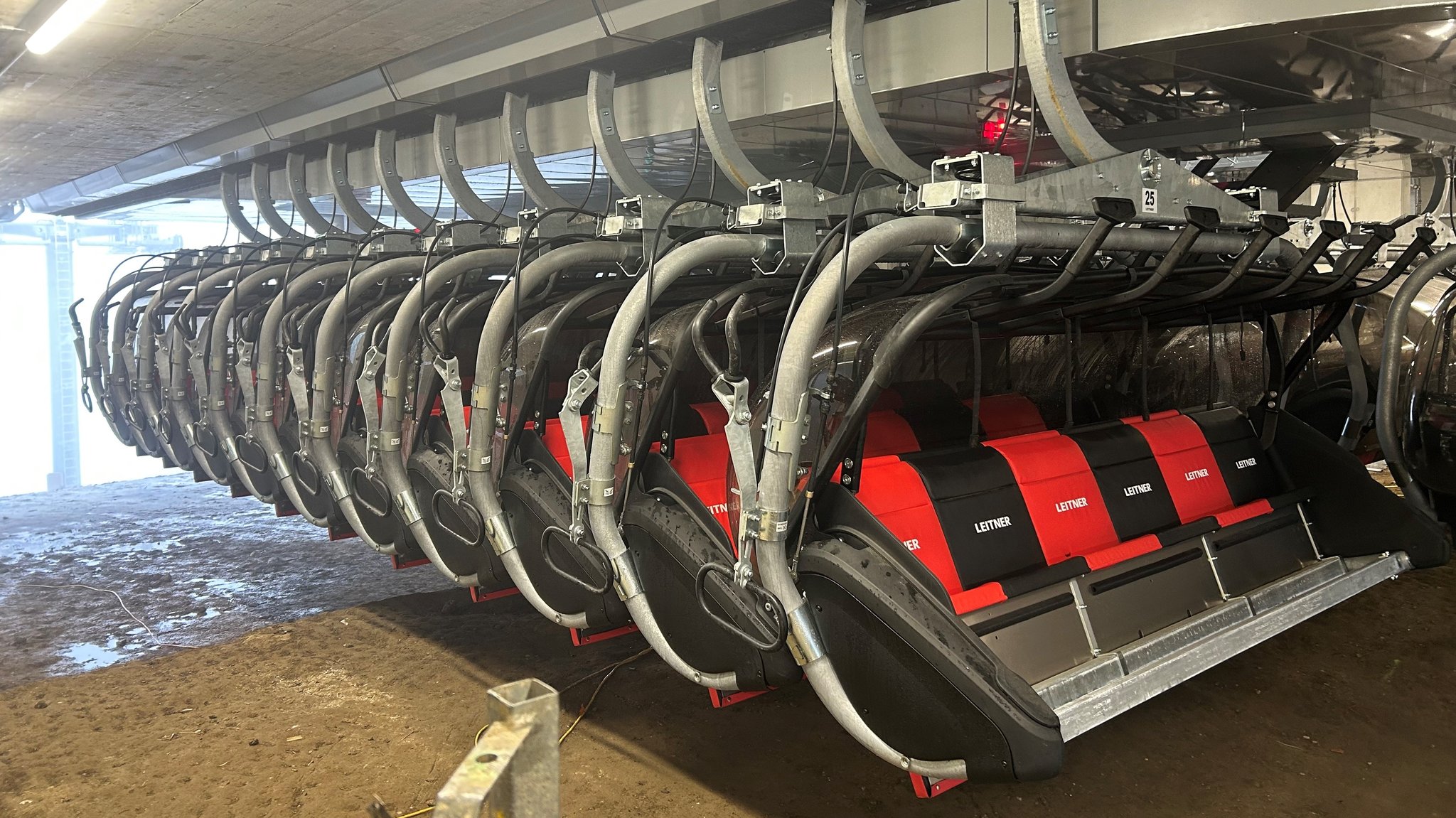 Der neue Sechser-Sessellift: Insgesamt wurden in das Skigebiet Mitterdorf mehr als 23 Millionen Euro investiert.  | Bild: BR/Martin Gruber Der neue Sechser-Sessellift: Insgesamt wurden in das Skigebiet Mitterdorf mehr als 23 Millionen Euro investiert.