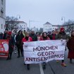 Run for their Lives - Lauf für ihr Leben | Bild: SH Run For Their Lives in München_ Hinter dem weißen Plakat Uschi Glas u.a. c picture alliance_SZ Photo_Florian Peljak
