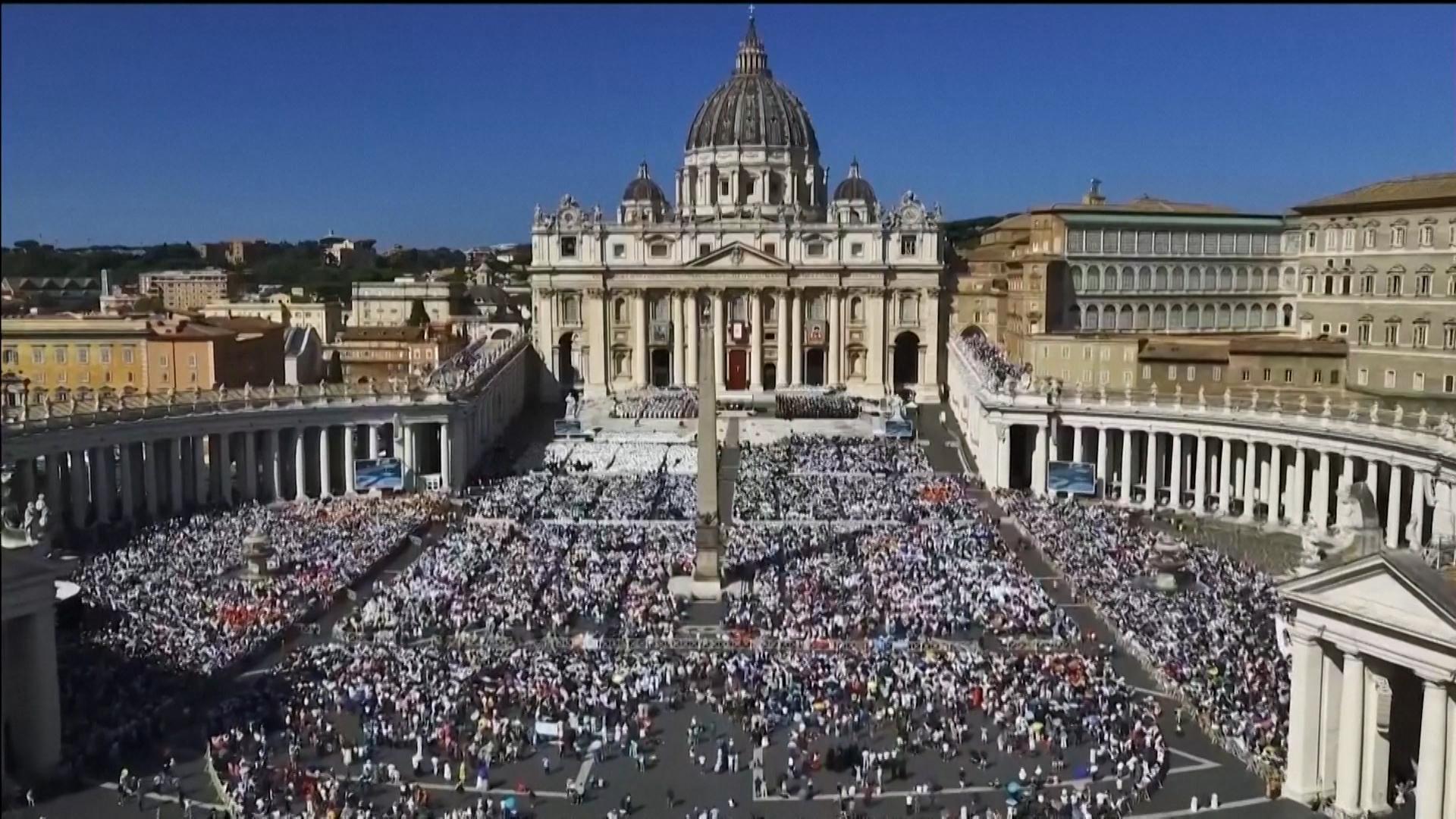 Der Petersplatz in Rom aus der Vogelperspektive, er ist fast komplett voll mit Menschen.