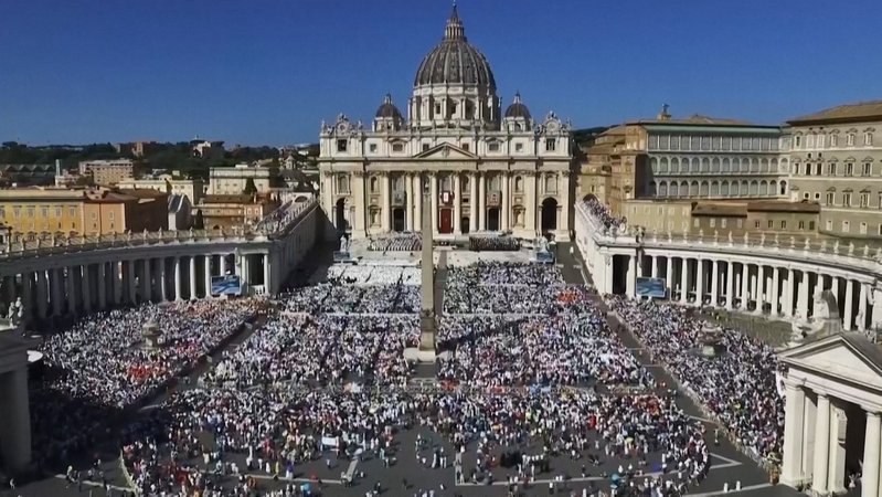 Der Petersplatz in Rom aus der Vogelperspektive, er ist fast komplett voll mit Menschen. | Bild: Bayerischer Rundfunk 2025 Der Petersplatz in Rom aus der Vogelperspektive, er ist fast komplett voll mit Menschen.