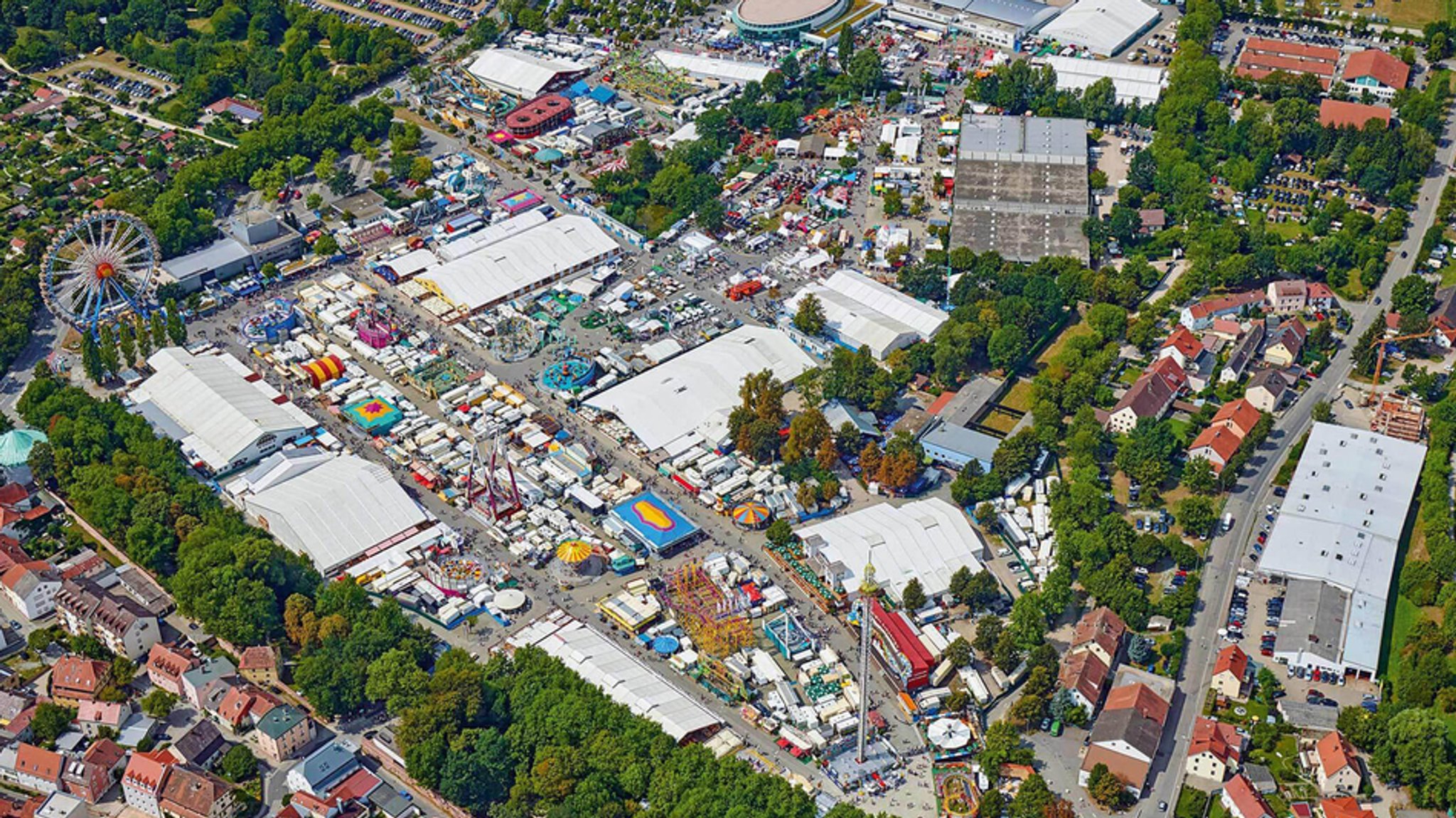 (Archiv) Das Gäubodenvolksfest-Gelände von oben