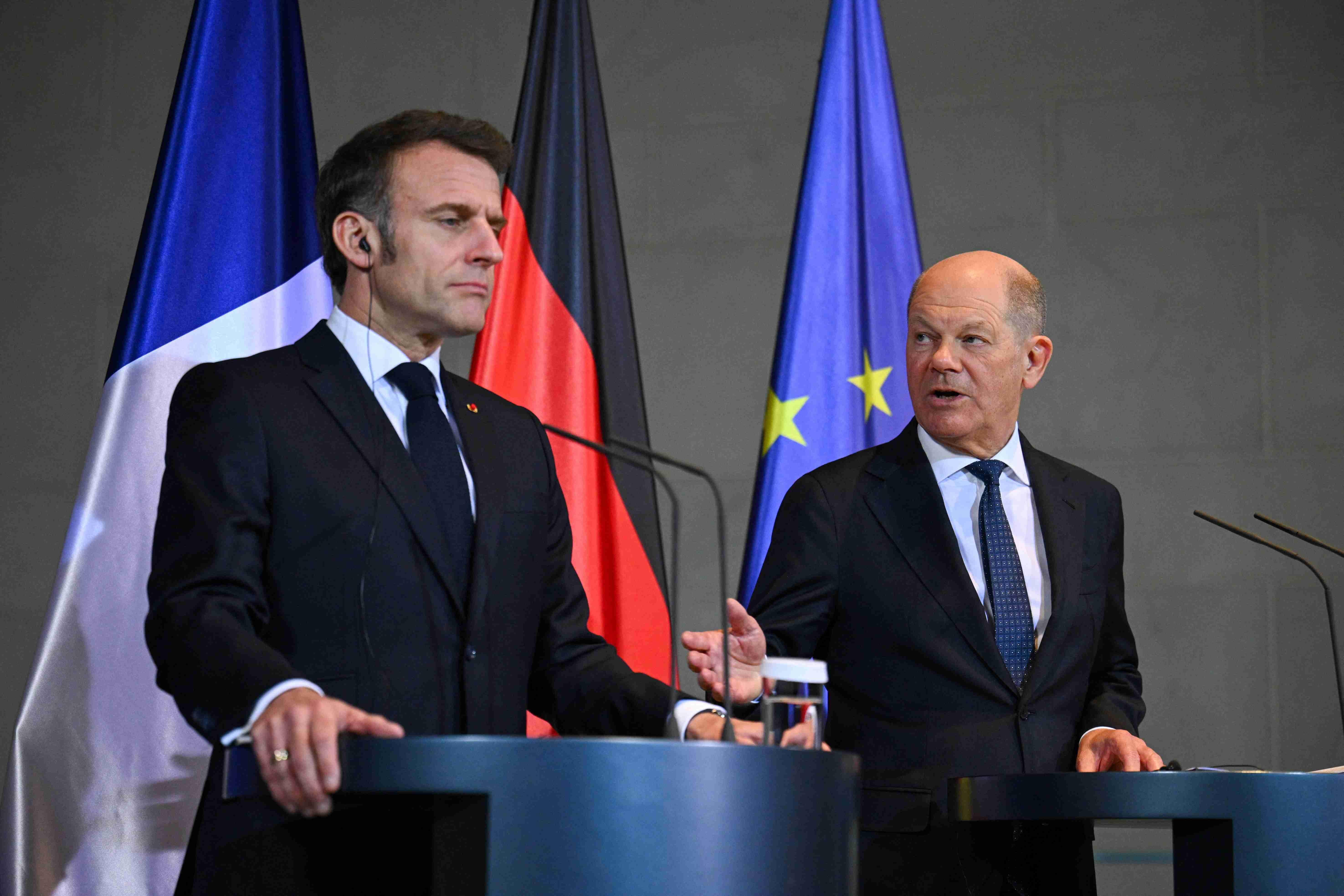 Frankreichs Präsident Macron (l.) und Kanzler Scholz