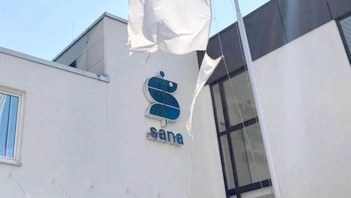 Das Logo der Sana-Klinik auf einer Hauswand.