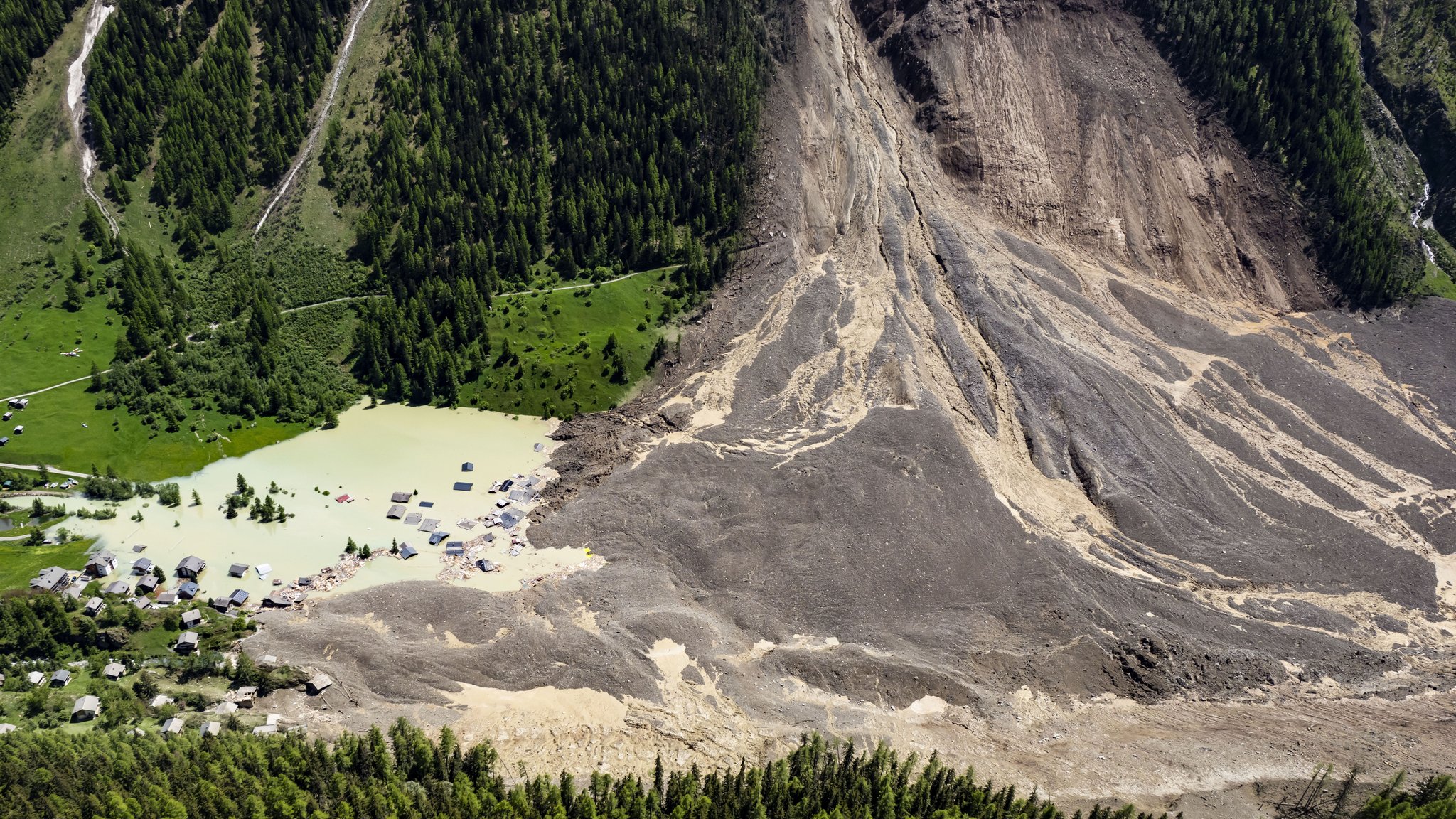 Im Schweizer Lötschental droht nach dem gigantischen Gletscherabbruch nun eine Flutwelle. | Bild: picture alliance/KEYSTONE | JEAN-CHRISTOPHE BOTT Im Schweizer Lötschental droht nach dem gigantischen Gletscherabbruch nun eine Flutwelle.