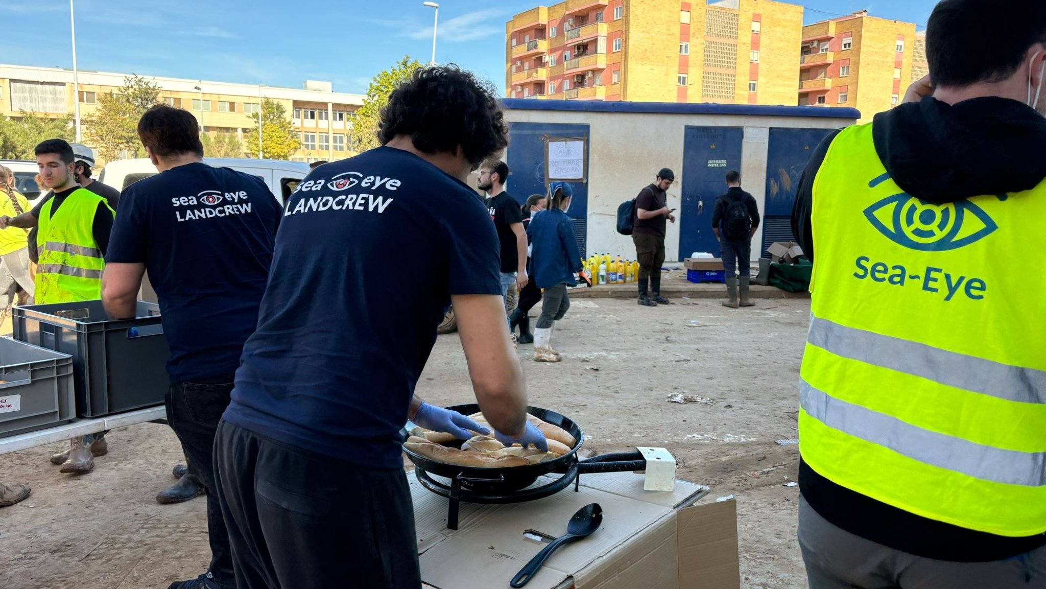 Die Besatzungsmitglieder vom Seenot-Rettungsschiff Sea-Eye4 kochen Mahlzeiten und verteilen Wasser sowie Erste-Hilfe-Pakete.