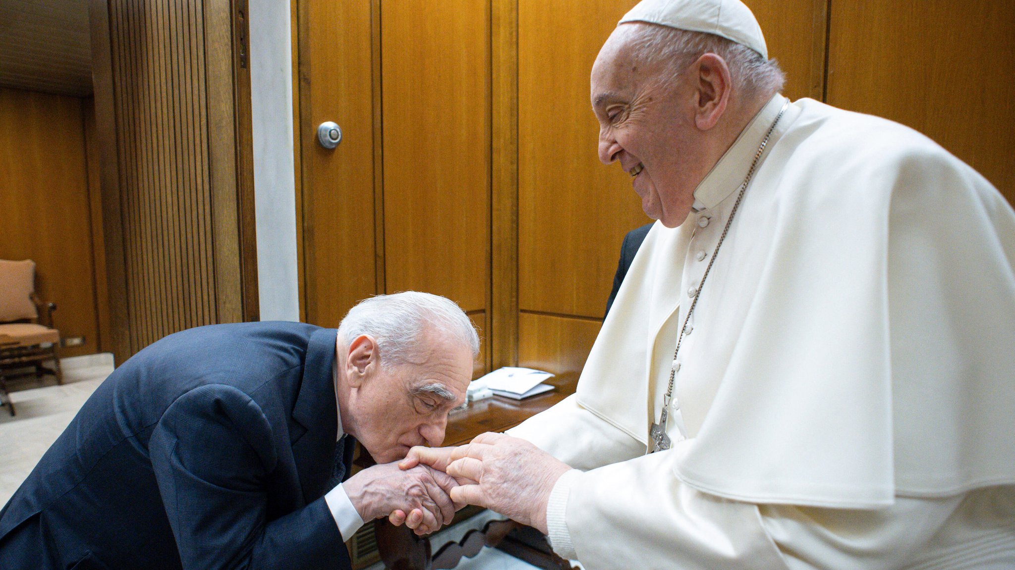Martin Scorsese (l.) bei einer Papst-Audienz im Januar letzten Jahres | Bild: picture alliance / abaca | ABACA Martin Scorsese (l.) bei einer Papst-Audienz im Januar letzten Jahres