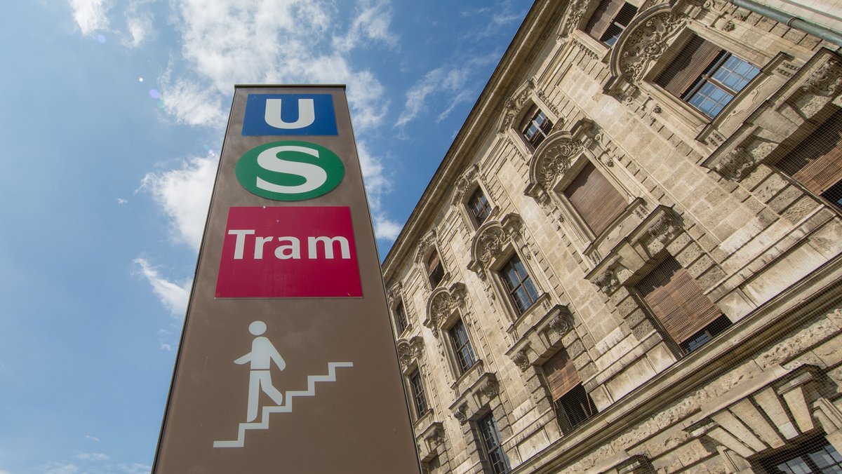 Eine Stele mit den Logos von U-Bahn, S-Bahn und Tram in München