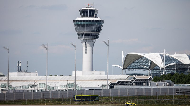 Der Tower vom Flughafen in München | Bild: picture alliance / dpa | Matthias Balk Der Tower vom Flughafen in München