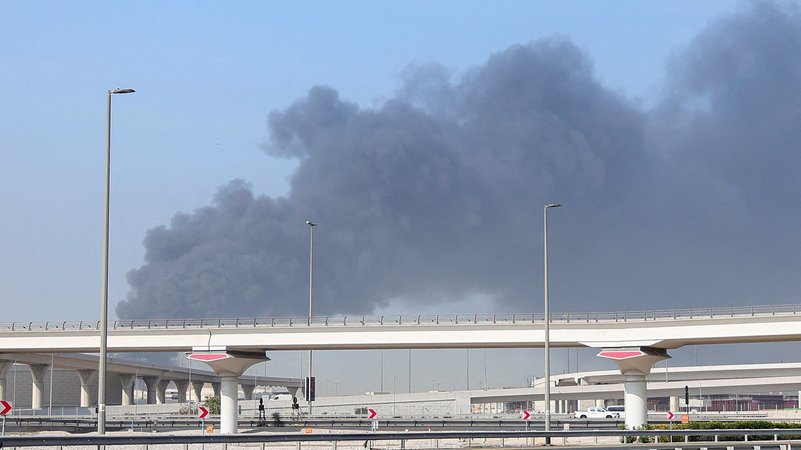 01.03.2026: Jebel Ali: Vom Flughafen in den Vereinigten Arabischen Emirate steigt Rauch auf. | Bild: REUTERS/Raghed Waked TPX IMAGES OF THE DAY 01.03.2026: Jebel Ali: Vom Flughafen in den Vereinigten Arabischen Emirate steigt Rauch auf.
