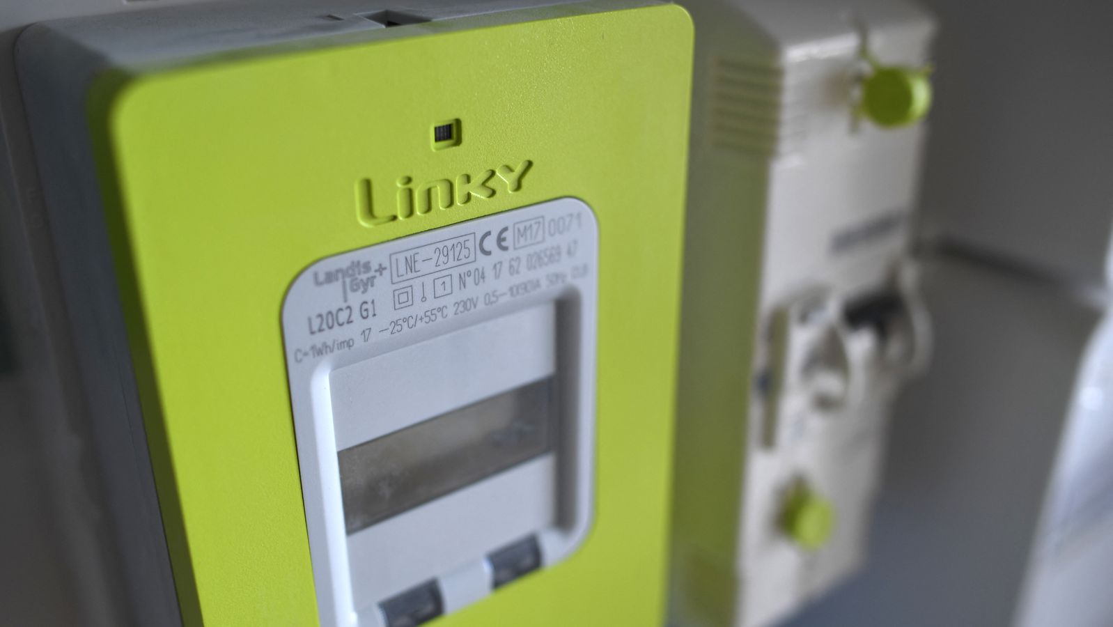 Image accompanying Smart Meter sind Überwachungsinstrumente, um Bürgern den Strom abzudrehen, sobald sie zu viel verbraucht haben.