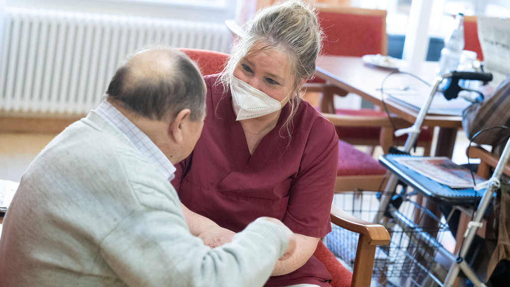 Testregeln in Bayerns Kliniken gelockert - aber nicht überall | Bild: br24 Testregeln in Bayerns Kliniken gelockert - aber nicht überall