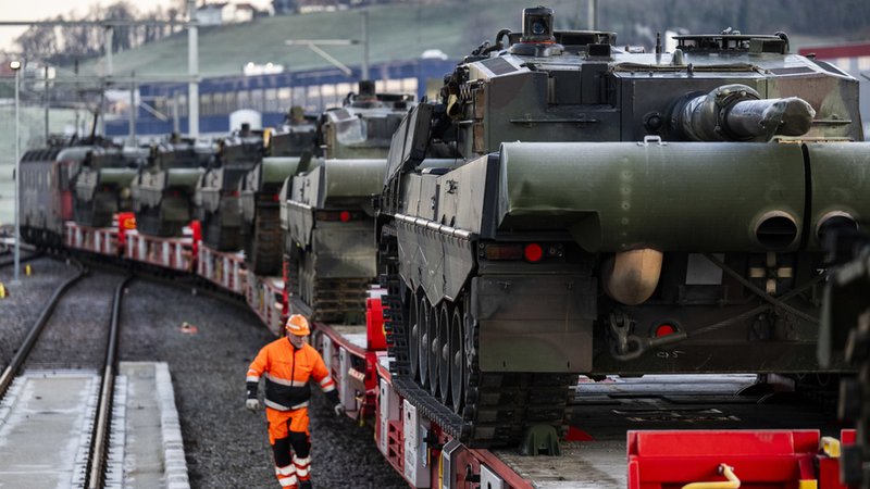 ARCHIV (30.01.2024) Schweiz: Leopardpanzer der Schweizer Armee werden auf einem Zug transportiert. Die Schweiz hat 25 Panzer des Typs Leopard 2A4 an den deutschen Rüstungskonzern Rheinmetall verkauft. 