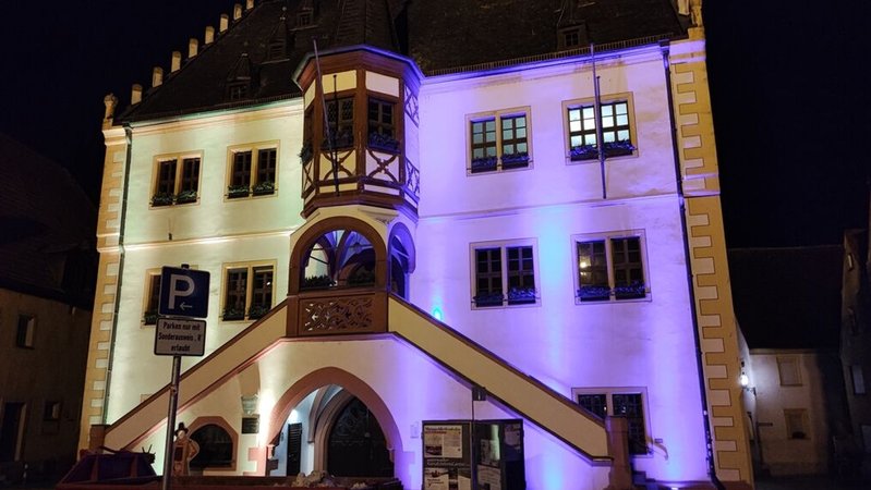 24.02.2022, Volkach - Das Rathaus in Volkach wurde zum Zeichen der Solidarität mit der Ukraine in Gelb und Blau, den ukrainischen Nationalfarben, angestrahlt. | Bild: BR/Jürgen Gläser 24.02.2022, Volkach - Das Rathaus in Volkach wurde zum Zeichen der Solidarität mit der Ukraine in Gelb und Blau, den ukrainischen Nationalfarben, angestrahlt.