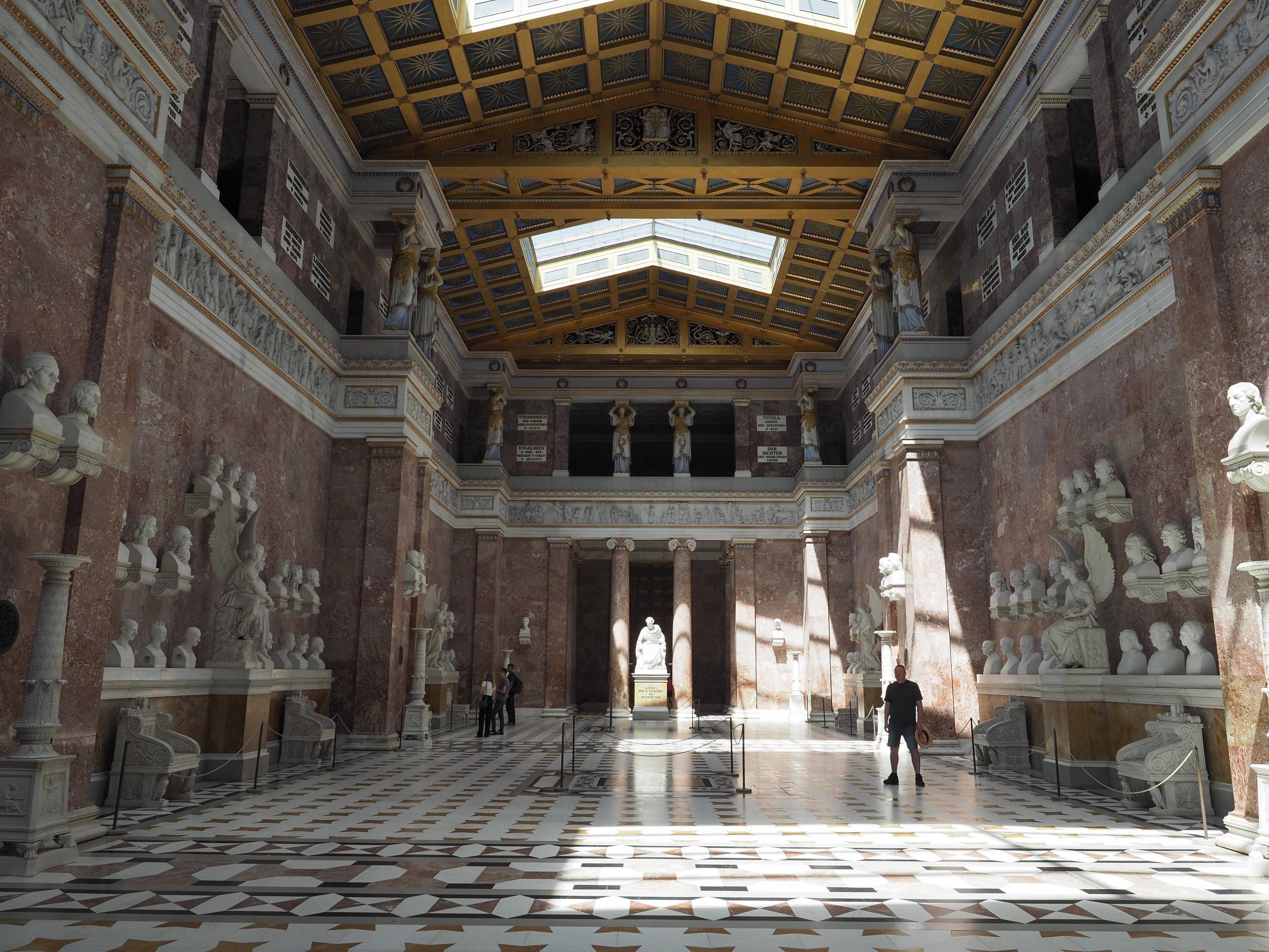 Der Innenraum der Walhalla in Donaustauf mit den Skulpturen berühmter deutscher Persönlichkeiten.