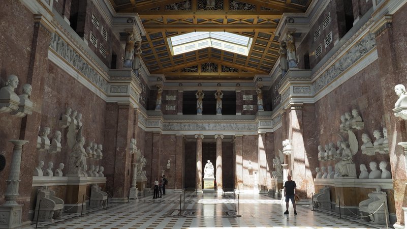 Der Innenraum der Walhalla in Donaustauf mit den Skulpturen berühmter deutscher Persönlichkeiten. | Bild: picture alliance / CHROMORANGE | Claudio Divizia Der Innenraum der Walhalla in Donaustauf mit den Skulpturen berühmter deutscher Persönlichkeiten.