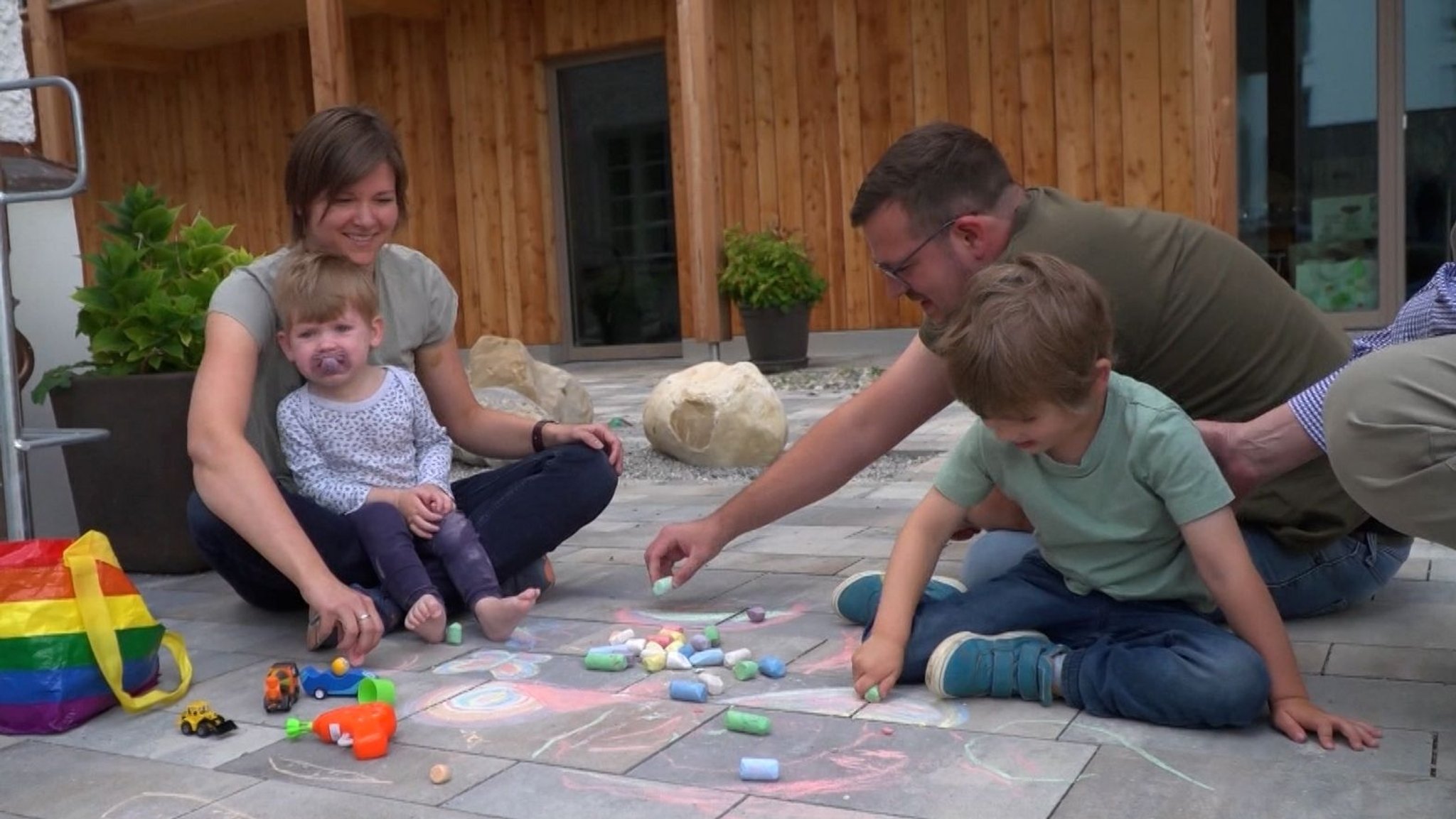 Eine Familie beim Spielen im Innenhof des Mehr-Generationen-Wohnhauses in Wolfratshausen