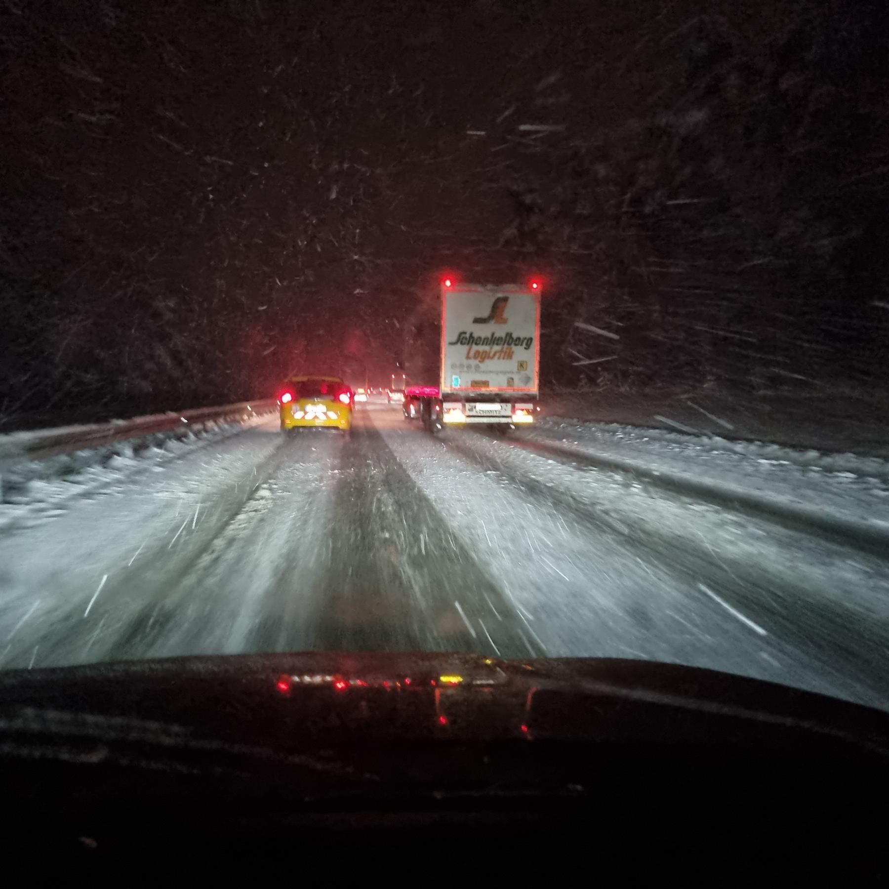Glätte in Bayern sorgt für zahlreiche Verkehrsunfälle