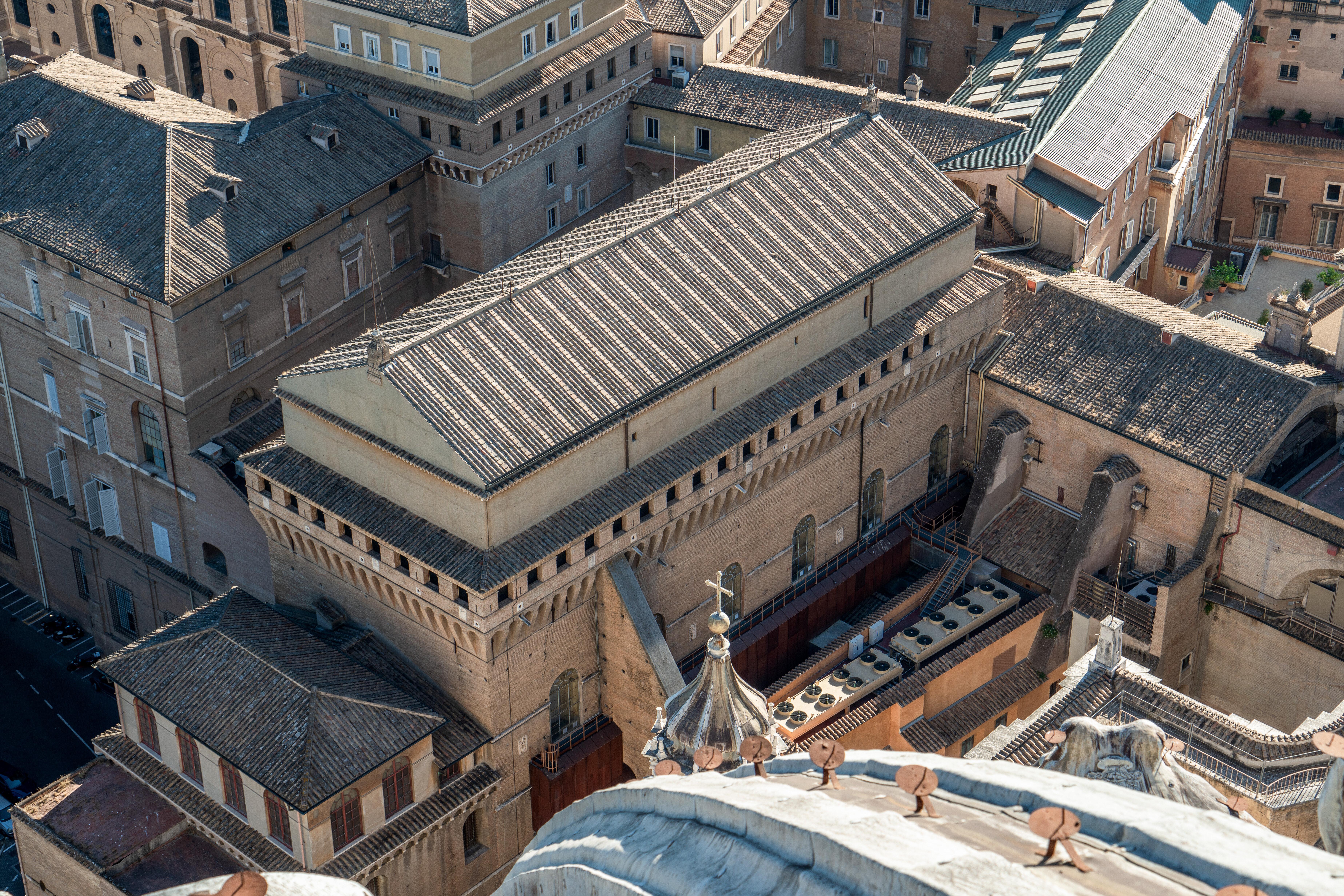 Blick auf die Sixtinische Kapelle, gesehen von der Kuppel des Petersdoms