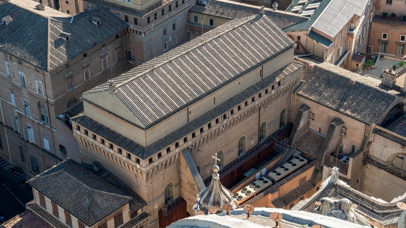 Blick auf die Sixtinische Kapelle, gesehen von der Kuppel des Petersdoms | Bild: picture alliance / Daniel Kalker | Daniel Kalker Blick auf die Sixtinische Kapelle, gesehen von der Kuppel des Petersdoms