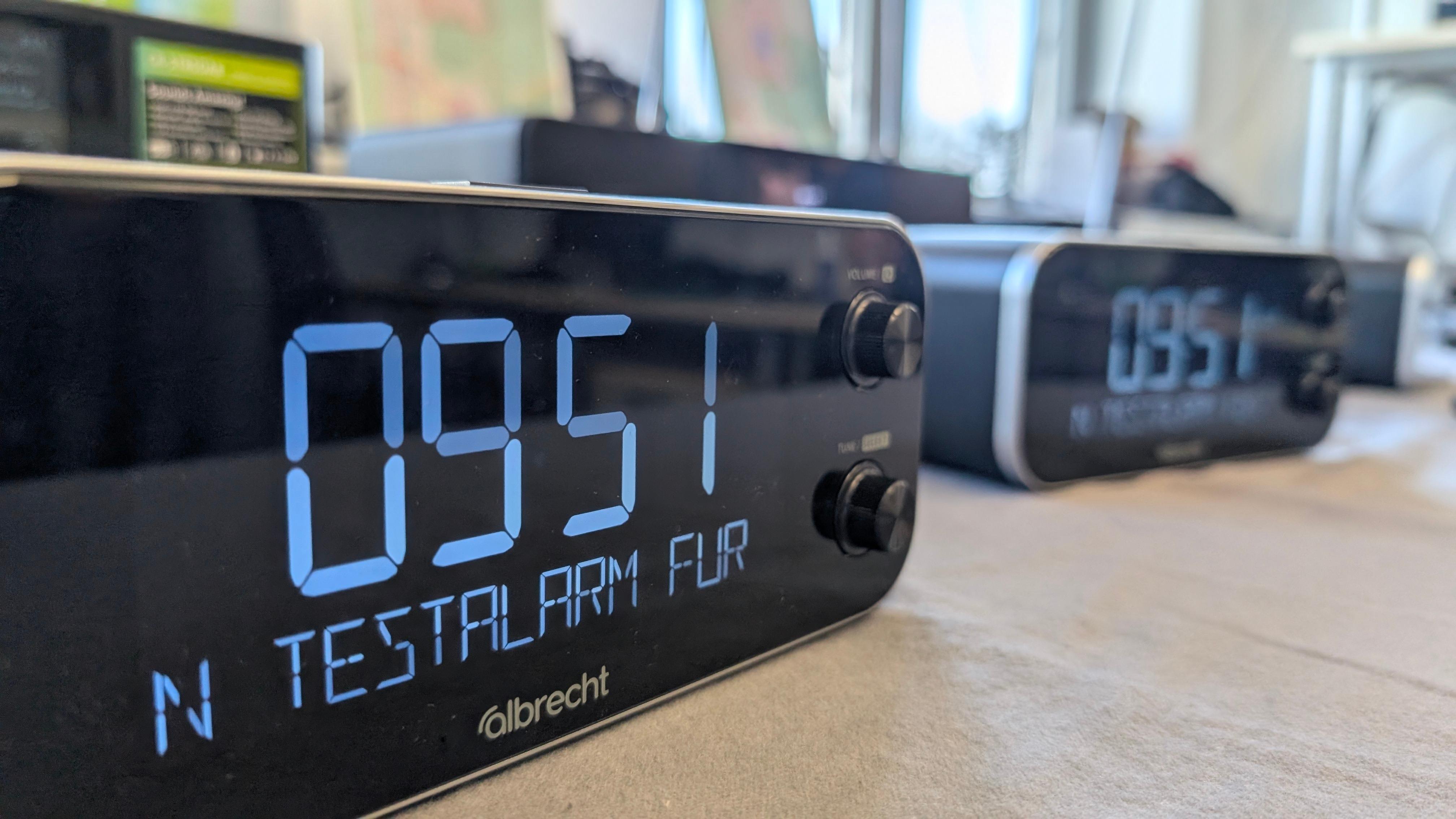 (Symbolbild) DAB-Radio mit Testalarm für den Warntag