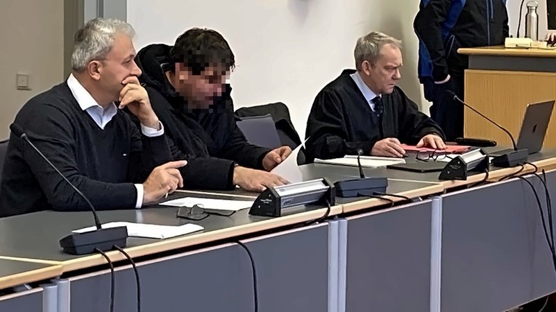 Angeklagter mit Anwälten im Sitzungssaal | Bild: BR/Corinna Ballweg Angeklagter mit Anwälten im Sitzungssaal