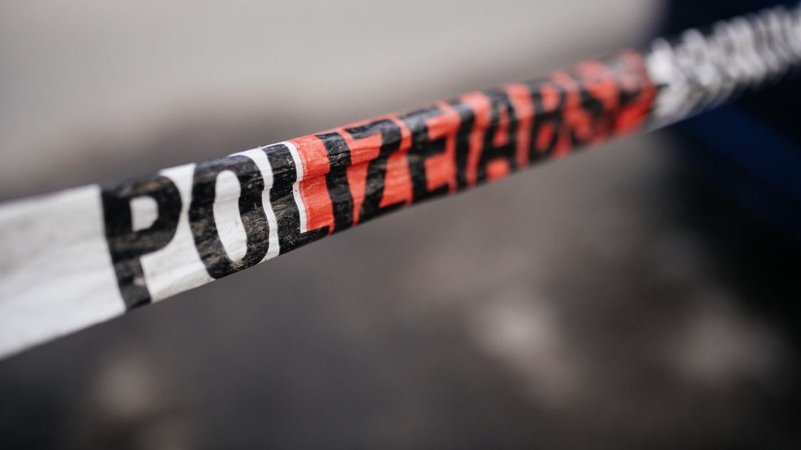 Nahaufnahme eines Absperrbands mit der Aufschrift "Polizeiabsperrung" (Symbolbild). Nach dem Tod einer 40-Jährigen Frau aus Coburg hat ein Ermittlungsrichter Haftbefehl gegen einen Bekannten der Frau erlassen. | Bild: BR/Julia Müller Nahaufnahme eines Absperrbands mit der Aufschrift "Polizeiabsperrung" (Symbolbild). Nach dem Tod einer 40-Jährigen Frau aus Coburg hat ein Ermittlungsrichter Haftbefehl gegen einen Bekannten der Frau erlassen.