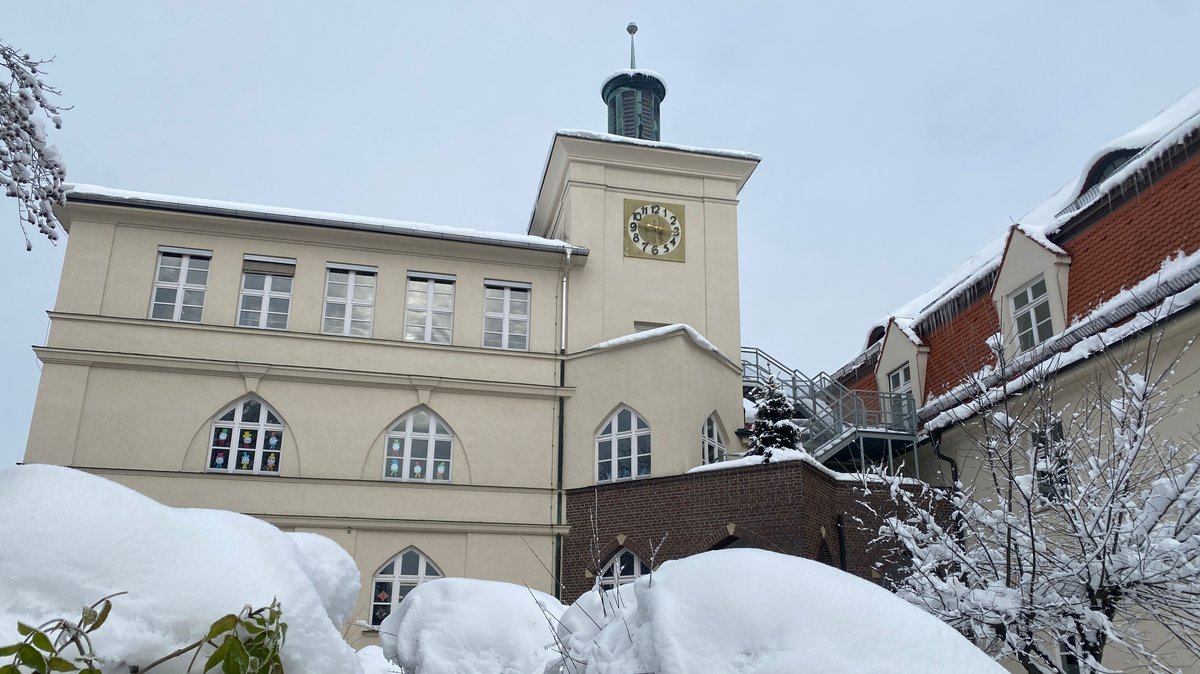 Schneelast auf Dächern: Augsburger Schulen im Winterschlaf