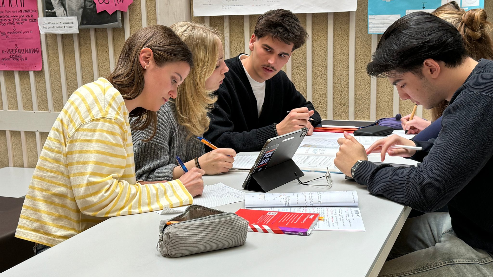 Üben fürs G9-Abitur am Schmuttertal-Gymnasium in Diedorf bei Augsburg: Leni, Nele, Luis, Johanna und Ozan finden G9 besser als G8. 