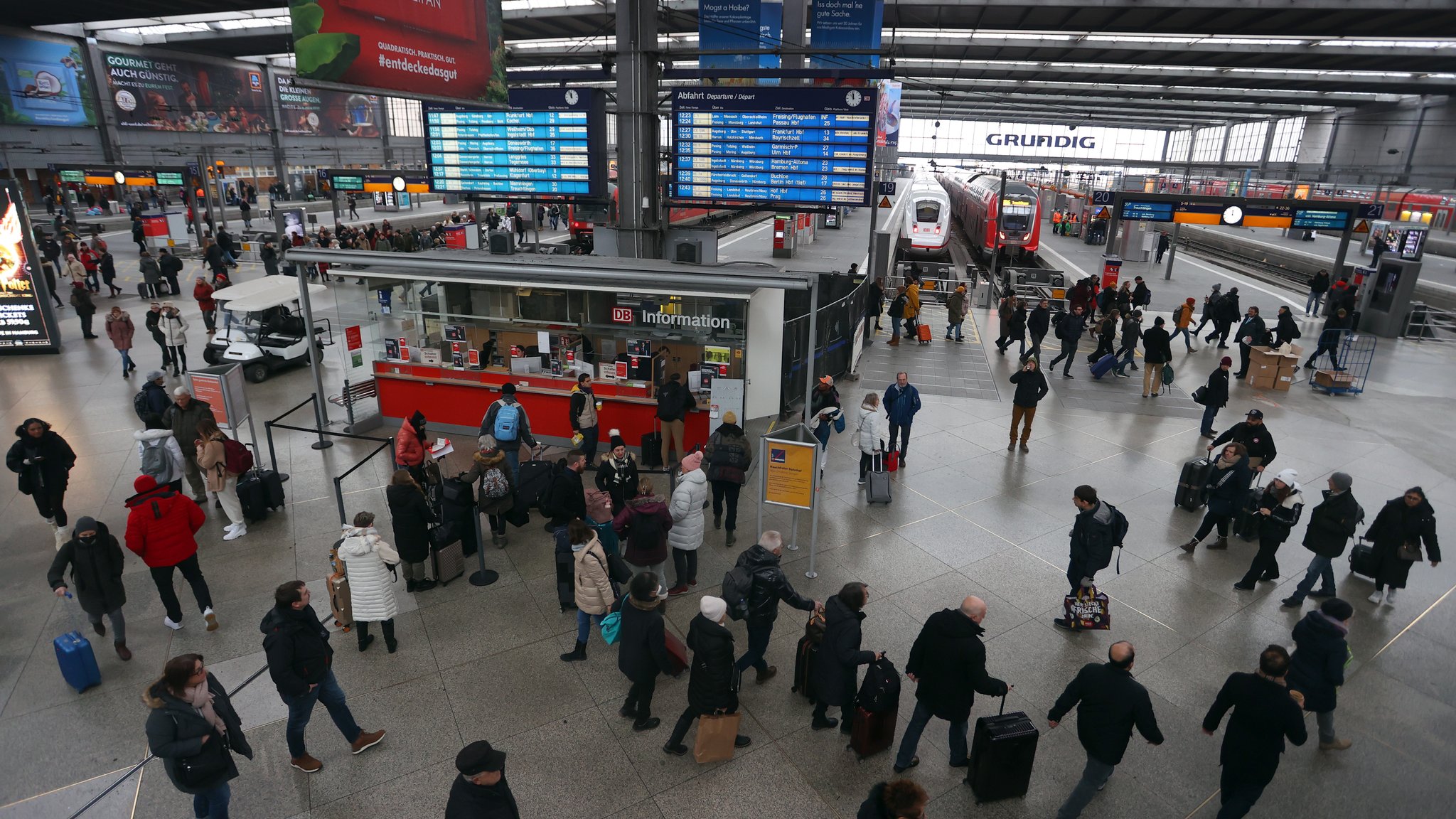 Menschen im Münchner Hauptbahnhof